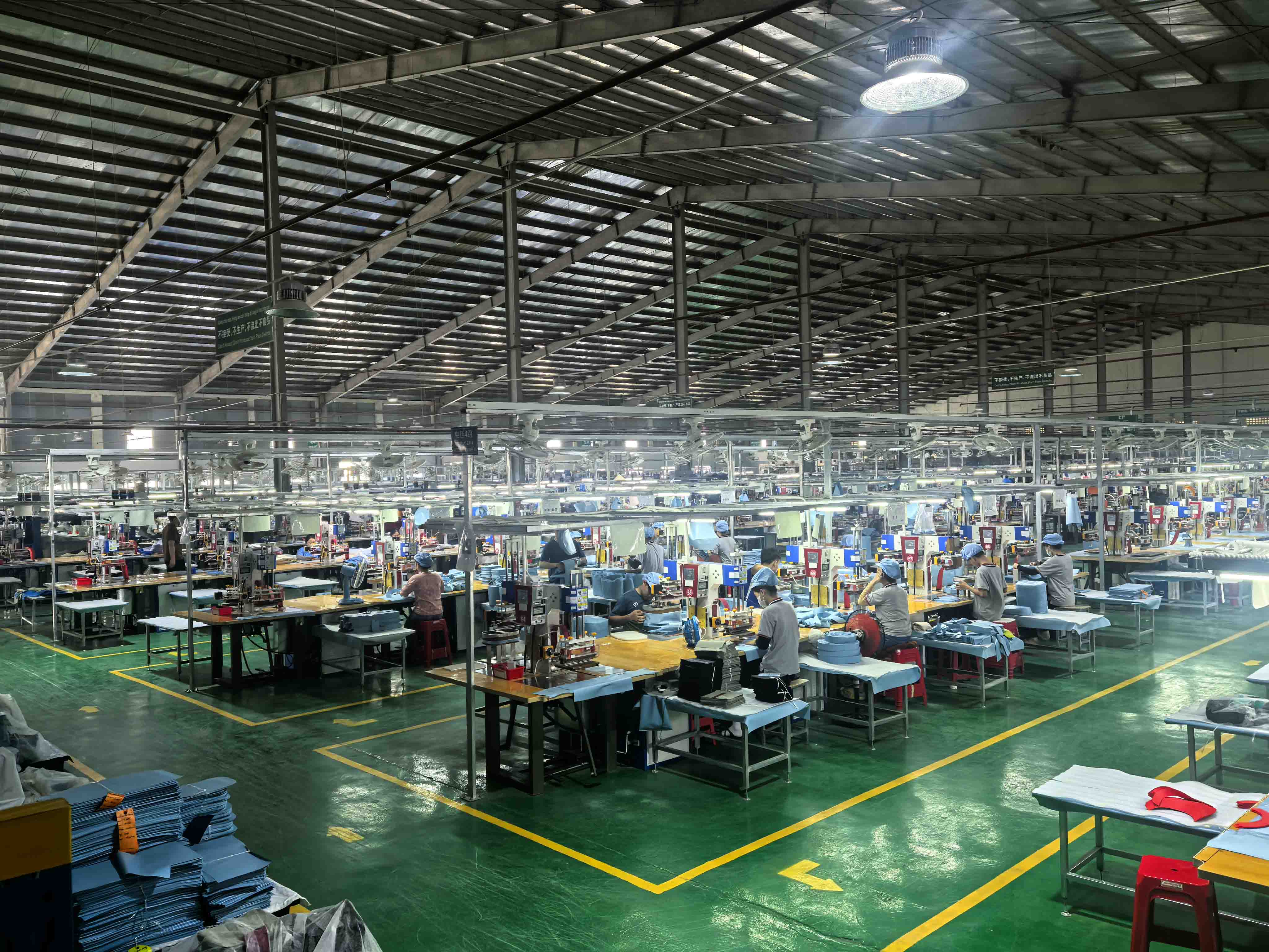Vietnam Soft Cooler Factory: Výrobní linka Sealock v Ho Či Minově Městě